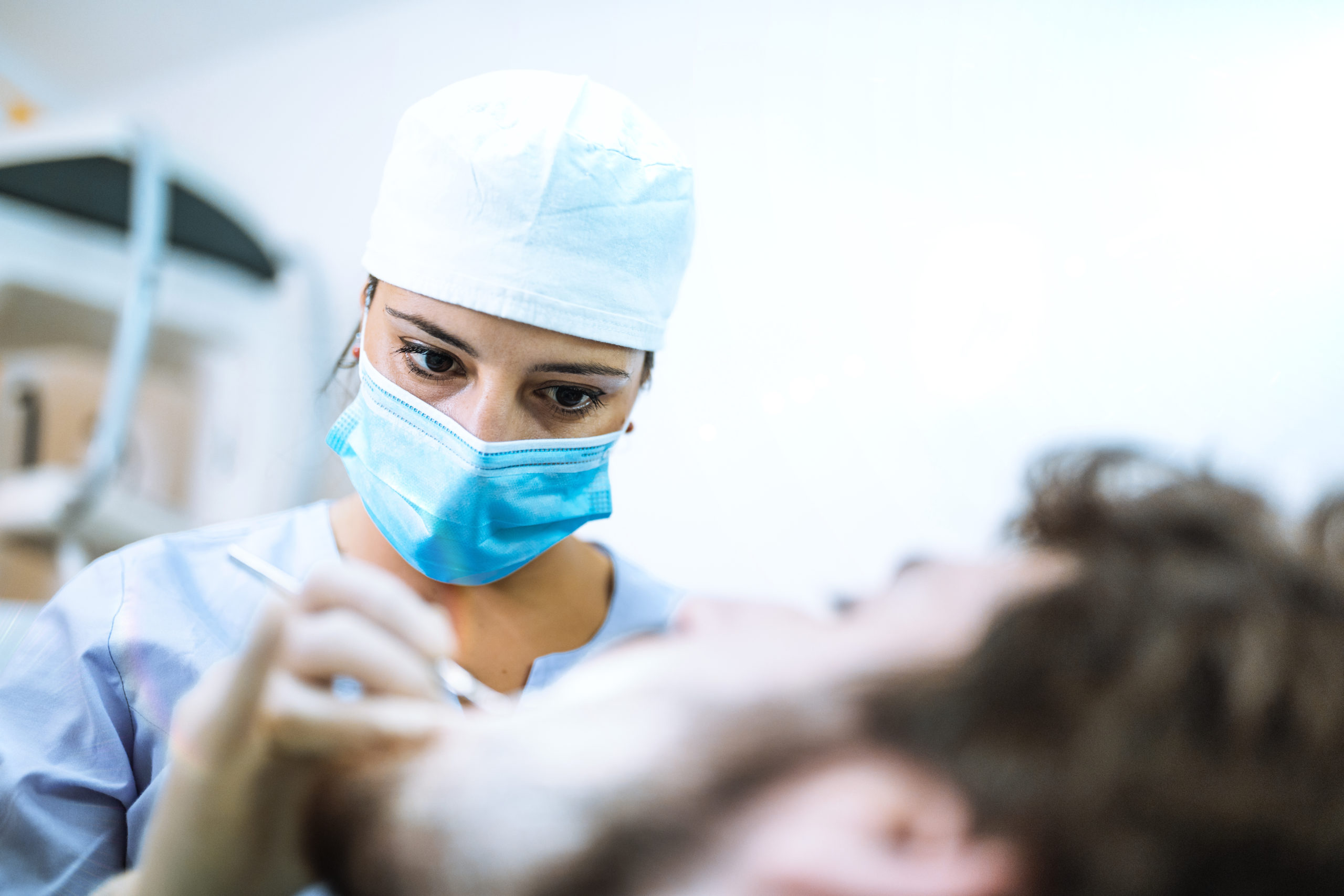 Medico con mascherina serio